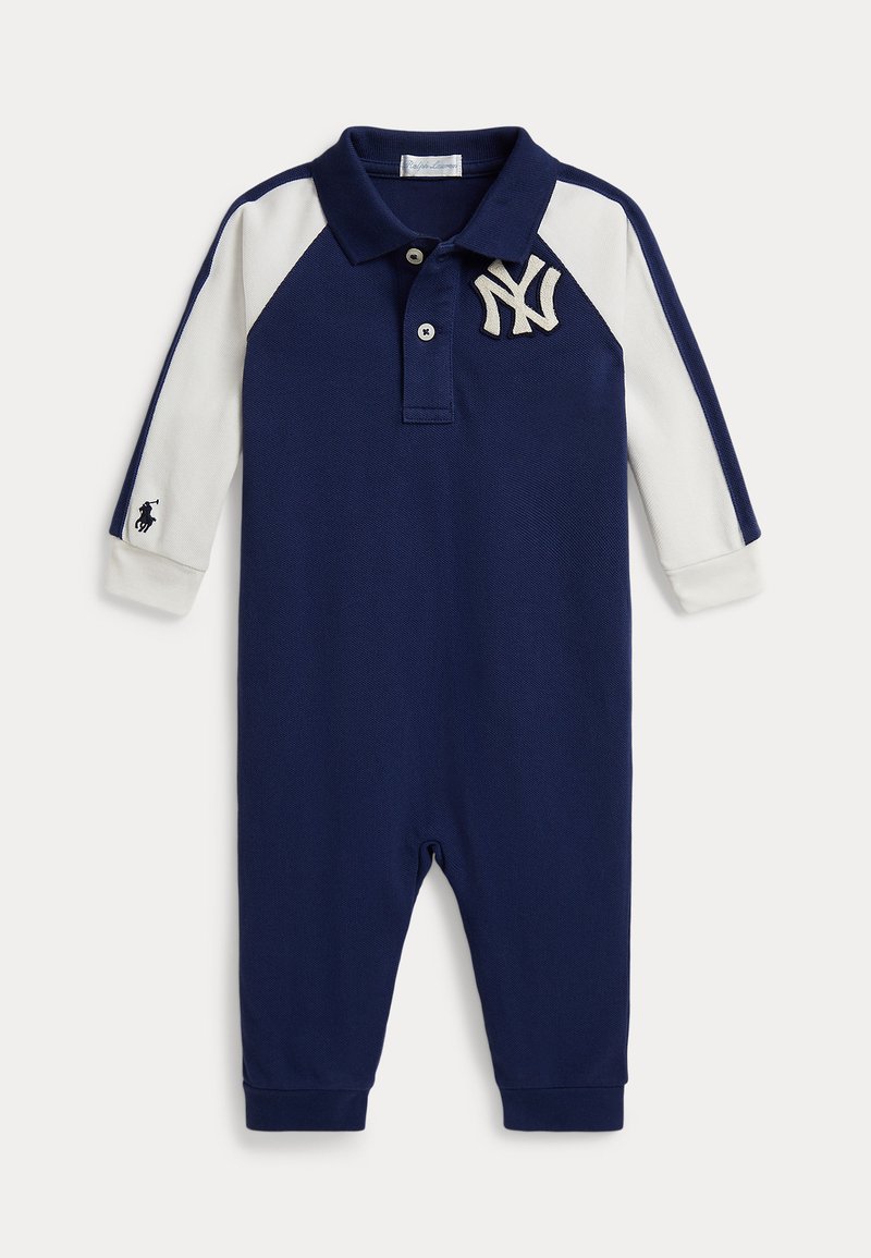 Peto de bebé azul marino y blanco con mangas largas, cuello tipo polo, logotipo de los New York Yankees en el pecho y un pequeño logotipo de caballo en la manga.