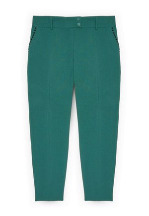 Pantaloni turchesi realizzati in un tessuto liscio, caratterizzati da un taglio sartoriale, due tasche anteriori e borchie decorative nere lungo i lati.