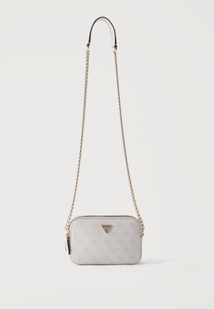 Petit sac bandoulière rectangulaire gris clair avec un motif de logo subtil, une chaîne dorée et un emblème triangulaire de la marque sur le devant.