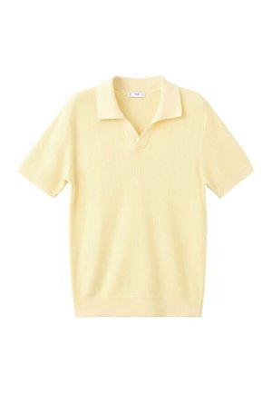 Polo a maniche corte in maglia giallo pallido con motivo strutturato e colletto morbido, distesa su uno sfondo bianco.
