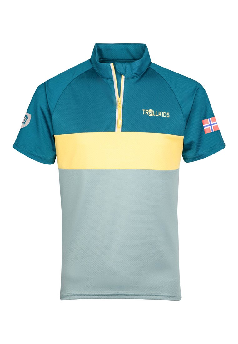 Pull encolure zippée à manches courtes en teal, jaune et gris clair. Présente un tissu texturé et un logo "TROLLKIDS" avec un accent du drapeau norvégien.