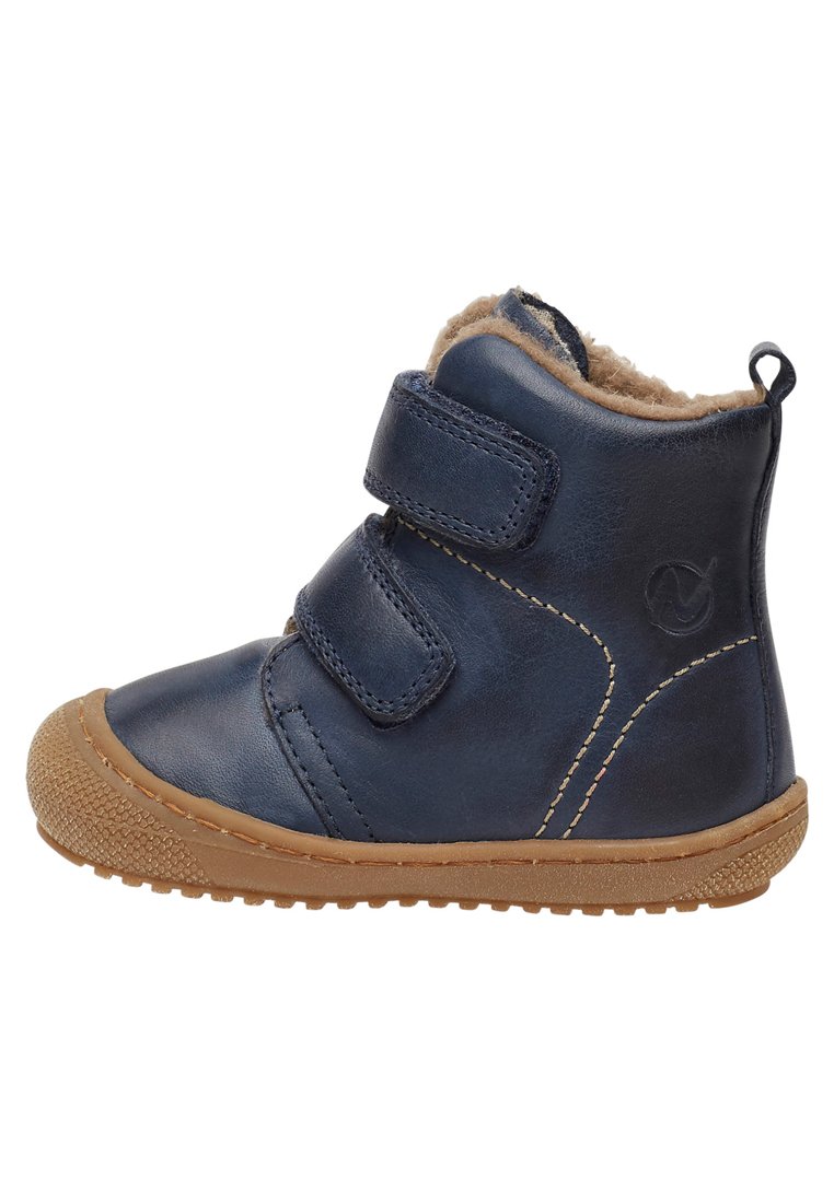 Bota infantil de cuero azul marino con dos correas de velcro, forro suave en tono marrón claro, puntas redondeadas, suela de goma y detalles cosidos en el lateral.