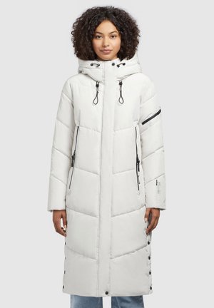 Lang witte pufferjas met een capuchon, voorzien van ritszakken, trekkoorden en drukknoopsluitingen aan de zijkant. Gequilte textuur met zwarte accenten.