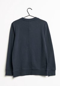 Sudadera de un oscuro color azul marino con mangas largas, textura acanalada, cuello redondo y un dobladillo con un pequeño detalle de cremallera. Cuelga de un gancho.