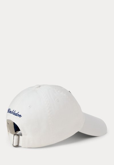 Λευκό καπέλο μπέιζμπολ με κεντημένο "Wimbledon" μπλε στο πίσω μέρος, με ρυθμιζόμενο λουρί με μεταλλική αγκράφα.