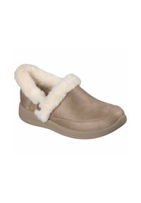 Instap schoen in taupe suede met witte nepfuren kraag, ronde neus en beige rubberen zool. Gladde textuur met stikseldetails.