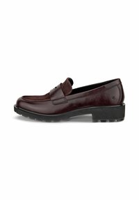 Bordeaux leren instappers met een gestructureerde suede accent, lage zwarte rubberen hak en decoratieve stiksels langs de rand.