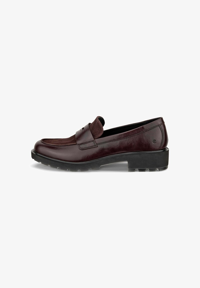 Bordeaux læder loafers med en struktureret ruskindsaccent, lav sort gummihæl og dekorativ syning langs kanten.
