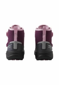 Wodoodporne buty trekkingowe z fioletowym cholewką, szarymi akcentami i wzmocnionym piętą. Posiadają wyściełany kołnierz i regulowane paski zapewniające bezpieczne dopasowanie.