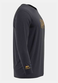 Navy langemouwen t-shirt met een geometrisch berenontwerp in het geel op de voorkant en een logo in het geel op de linkermouw. Soepele structuur.