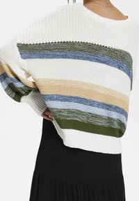 Suéter de punto con un corte holgado y amplio; presenta rayas horizontales alternas en color crema, verde oliva, azul claro, beige y azul oscuro.