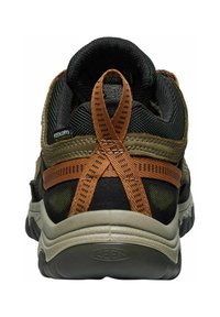 Wodoodporne buty trekkingowe z czarną i oliwkową cholewką, teksturowaną siateczką i pomarańczowym detalem krzyżujących się pasków przy pięcie.