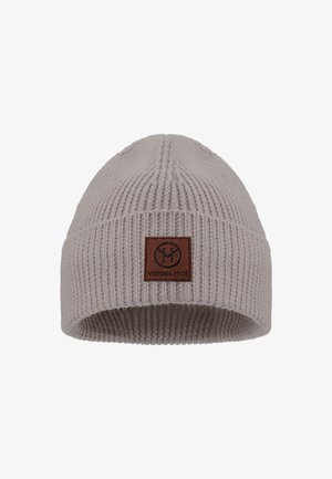 Grijze gebreide beanie met een geribde textuur en een bruine rechthoekige leren patch met het logo "Victoria Hyde" aan de voorkant.