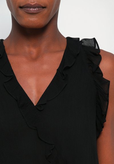 Zwarte top met een ruffled ontwerp langs de halslijn en schouder, gemaakt van lichtgewicht, textuurstof in een V-vormige snit.