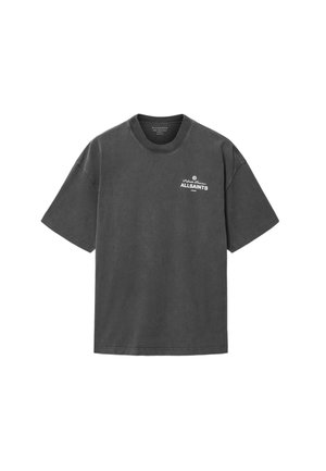 Camiseta de manga corta color gris carbón con cuello redondo y pequeño logo blanco "AllSaints" en el lado izquierdo del pecho.