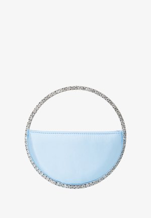Lysblå satin håndtaske med et halvmåneformet design, prydet med et rundt håndtag udsmykket med rhinsten. Glat tekstur og minimalistisk stil.