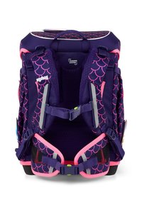 Marineblauer Rucksack mit rosa Schuppenmuster, verstellbaren Riemen, Netzeinsätzen, gepolstertem Innenraum und einem oberen Griff für einfaches Tragen.