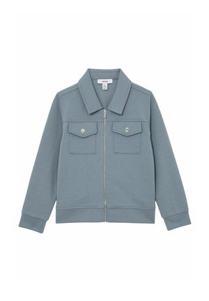 Svetlomodrá bunda na zips z mäkkého materiálu. Má špicatý golier, dve predné vrecká s plochými klapami a rebrované manžety.