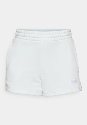 Lys blå shorts med en glatt tekstur, elastisk midje og sidelommer. Har en lilla Puma-logo på nederste høyre side.