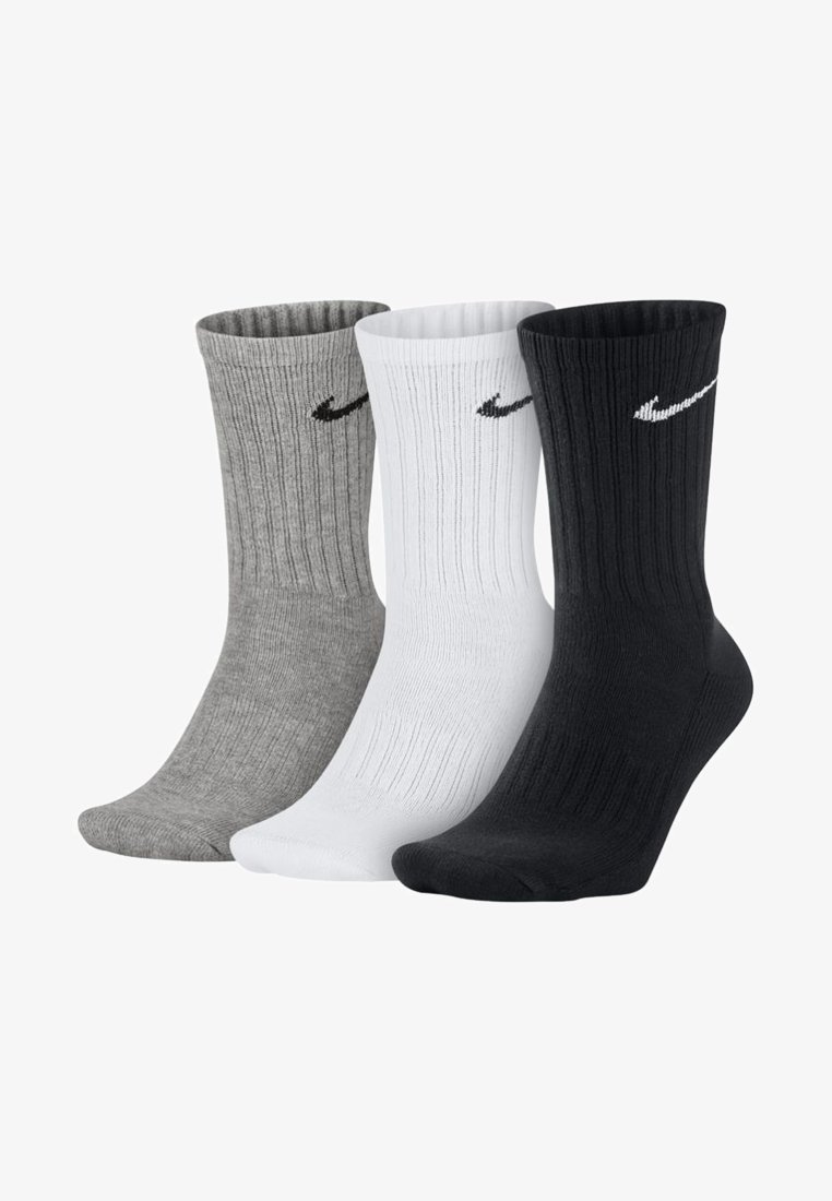 Tre paia di calzini crew: grigi, bianchi e neri. Ognuno presenta una texture a coste e un piccolo logo Nike swoosh nero di lato.