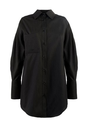 Crna prugasta košulja dugih rukava s kopčanjem sprijeda, s lijevim džepom na prsima i strukturiranim ovratnikom. Mekana, glatka tekstura tkanine.