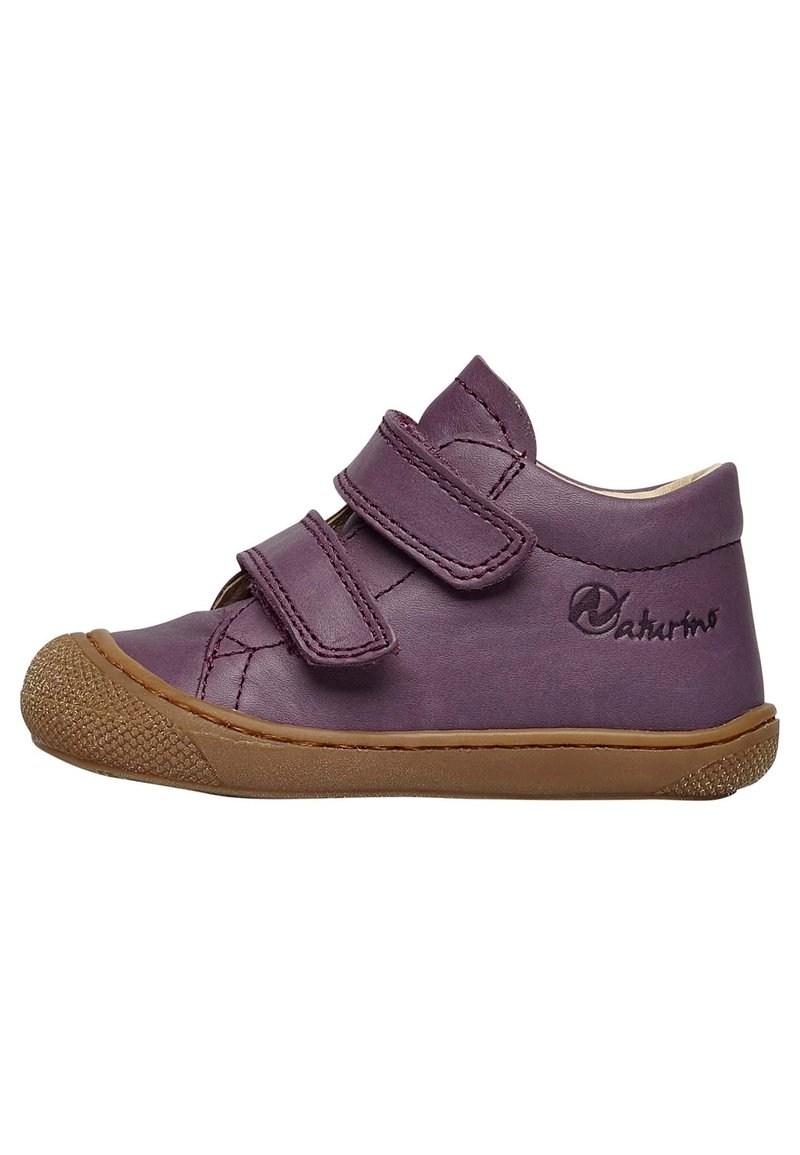 Scarpina per bambini in pelle viola con due cinturini in Velcro e suola in gomma marrone texturizzata. Logo stampato sul lato. Design a misura bassa.