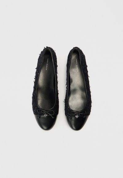 Μαύρες μπαλαρίνες με υφασμάτινο επάνω μέρος με υφή, λείο δερμάτινο κάλυμμα δακτύλων και διακοσμητικό φιόγκο στο μπροστινό μέρος. Σχεδίαση με επίπεδη σόλα.