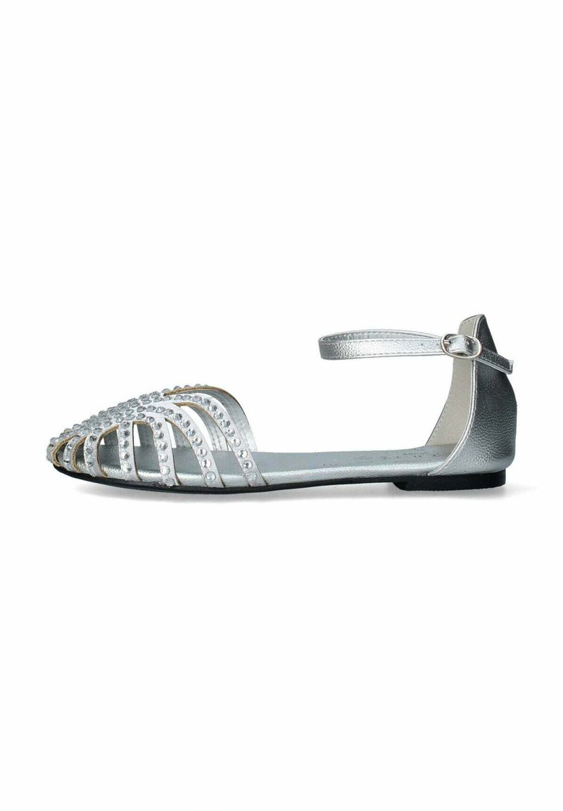 Scarpa piatta argentata con punta arrotondata, adornata con strass e fasce orizzontali. Presenta una cinghia alla caviglia e suola piatta.