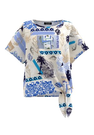 Bluse mit kurzen Ärmeln und Knotenbindung, mit einem blau-beigen Küstenmotiv aus Palmen, Muscheln und mediterranen Gebäuden.