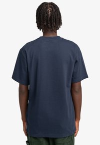 Marineblå bomulds t-shirt med korte ærmer, rund halsudskæring og afslappet pasform. Bagvisning viser glat tekstur og syede sømme.