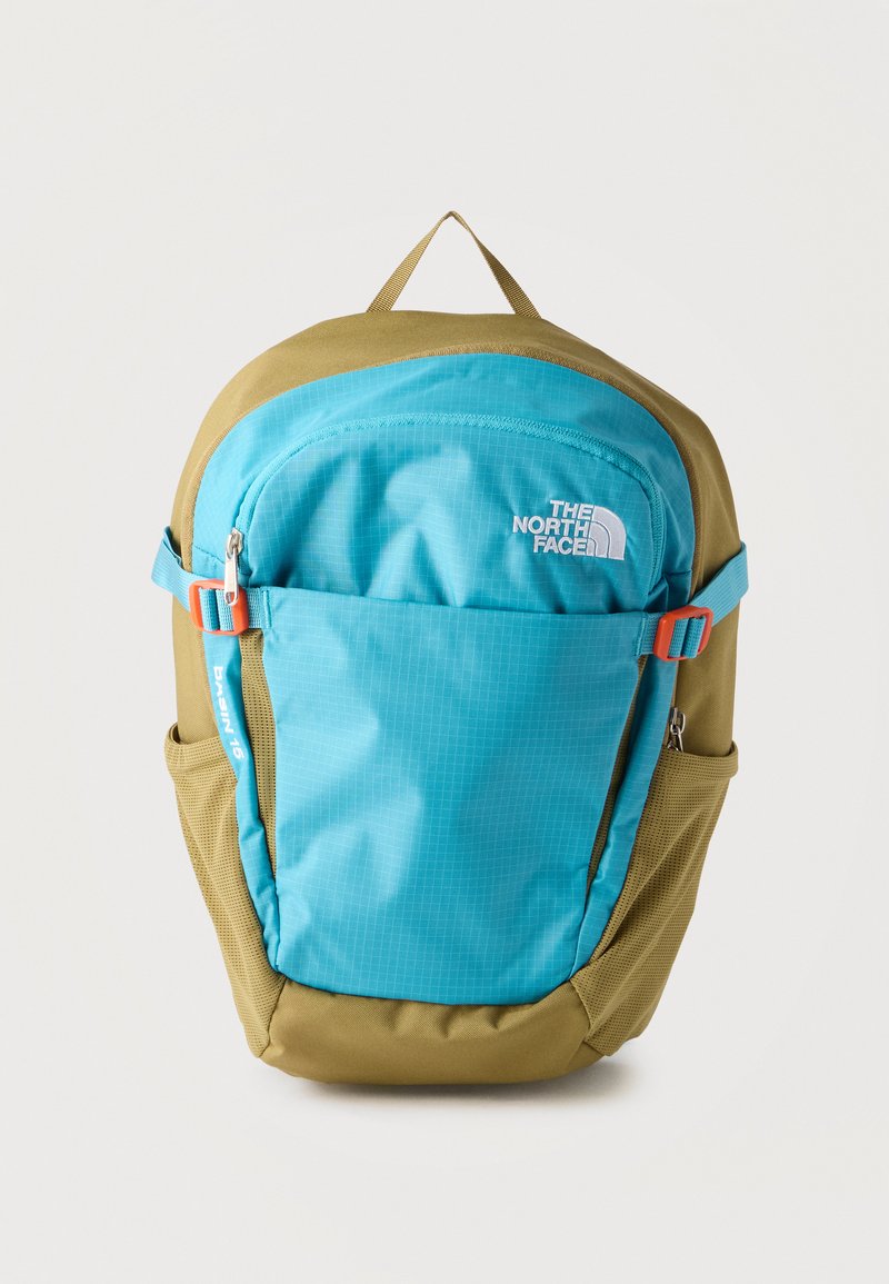 Zainetto piccolo color sabbia e blu con tasca frontale con cerniera, tasche laterali in rete, dettagli con fibbie arancioni e logo The North Face sulla parte anteriore.