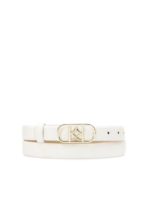 Ceinture en cuir blanc avec une boucle rectangulaire dorée ornée des initiales "CKD". Texture lisse et design minimaliste.