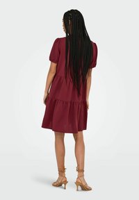 ONLY ONLNOVA KURZES  - Denní šaty - ruby wine
