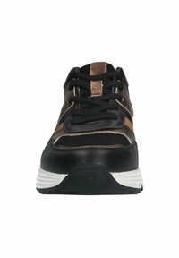 Sneaker neri e marroni con tomaia in pelle, chiusura con lacci e suola in gomma bianca. Design con strisce marroni a contrasto.