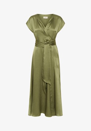 Olīvu zaļš apģērbs ar V-veida kaklu, īsām piedurknēm, jostu viduklī un plūstošu A-līnijas svārku, izgatavots no gludas, spīdīgas auduma.