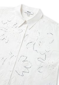Camisa blanca de algodón con bordado floral y detalles plateados, cuello con puntas y cierres de botones en la parte delantera.