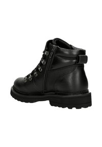 Stivaletto in pelle nera con finitura testurizzata, dotato di occhielli in metallo, zip laterale e suola in gomma spessa.