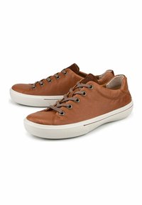 Braune Leder-Sneaker mit glatter Oberfläche, weißer Gummisohle und dekorativen braunen und grauen Schnürsenkeln. Abgerundete Zehenform und minimalistisches Design.