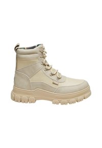 Botín beige con una mezcla de cuero liso y tejido texturizado. Presenta un cuello acolchado, diseño de cordones y suela de goma gruesa.
