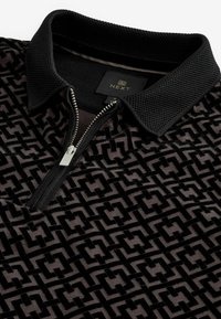 Next FLOCKED - Pikeepaita - black chain