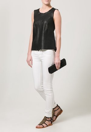 Anna Field, Pochette - black