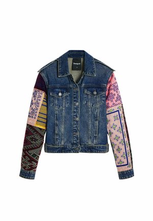 Jeansjacke im klassischen Schnitt mit mehrfarbigen gemusterten Ärmeln. Die strukturierten Stoffe umfassen gestickte Designs und lebendige Muster.