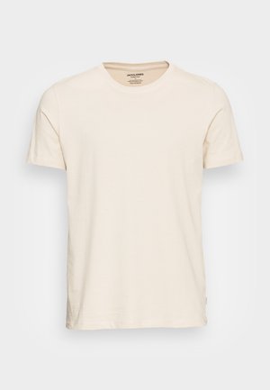 Tricou din bumbac de culoare bej deschis, cu gât clasic și mâneci scurte. Prezintă o textură subtilă și un design cu o potrivire standard.