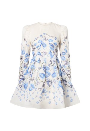 Λευκό φόρεμα με μακριά μανίκια και φουσκωτούς ώμους με μπλε λουλουδάτο σχέδιο, που διαθέτει εφαρμοστή μέση και φαρδιά φούστα.