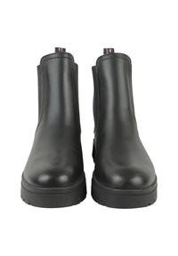 Czarne skórzane botki za kostkę o gładkim wykończeniu, z elastycznymi panelami bocznymi i płaską gumową podeszwą, z uchwytem z tyłu.