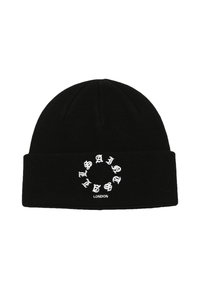 Beanie negro de punto con textura acanalada y un gráfico circular con la palabra "Saint" en letras blancas, ubicado en la parte frontal.