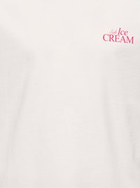 Hvidt stof med lille rød tekst øverst til højre, der lyder "Soft Ice Cream" i en stiliseret skrifttype.