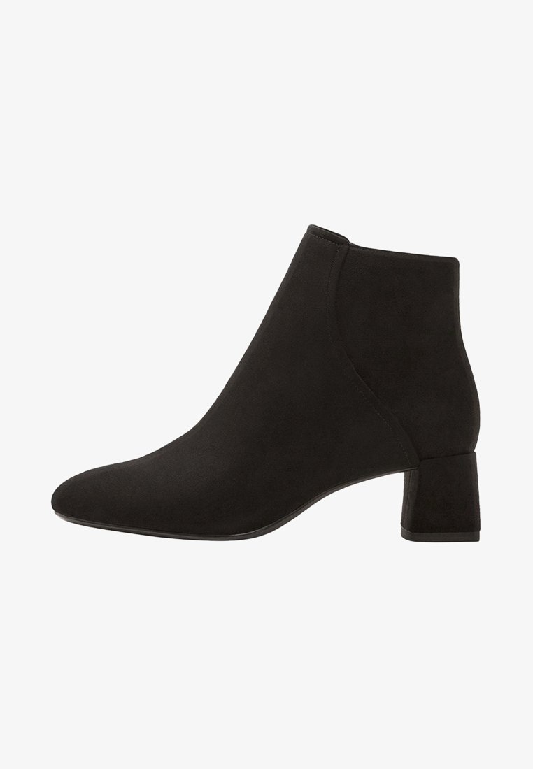 Bottine en chevreau noir avec un bout arrondi et un talon bloc de hauteur moyenne. Texture lisse, design minimaliste, profil latéral sans couture.