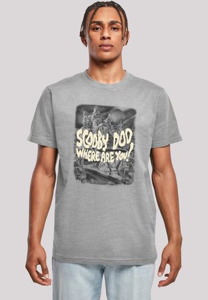 Grå bomulls T-skjorte med et svart-hvitt Scooby-Doo grafikk med teksten "SCOOBY DOO HVOR ER DU!" iøynefallende utstilt.