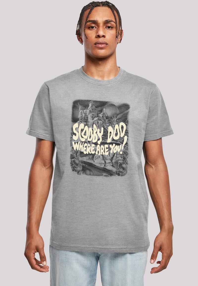 Grå bomulls T-skjorte med et svart-hvitt Scooby-Doo grafikk med teksten "SCOOBY DOO HVOR ER DU!" iøynefallende utstilt.